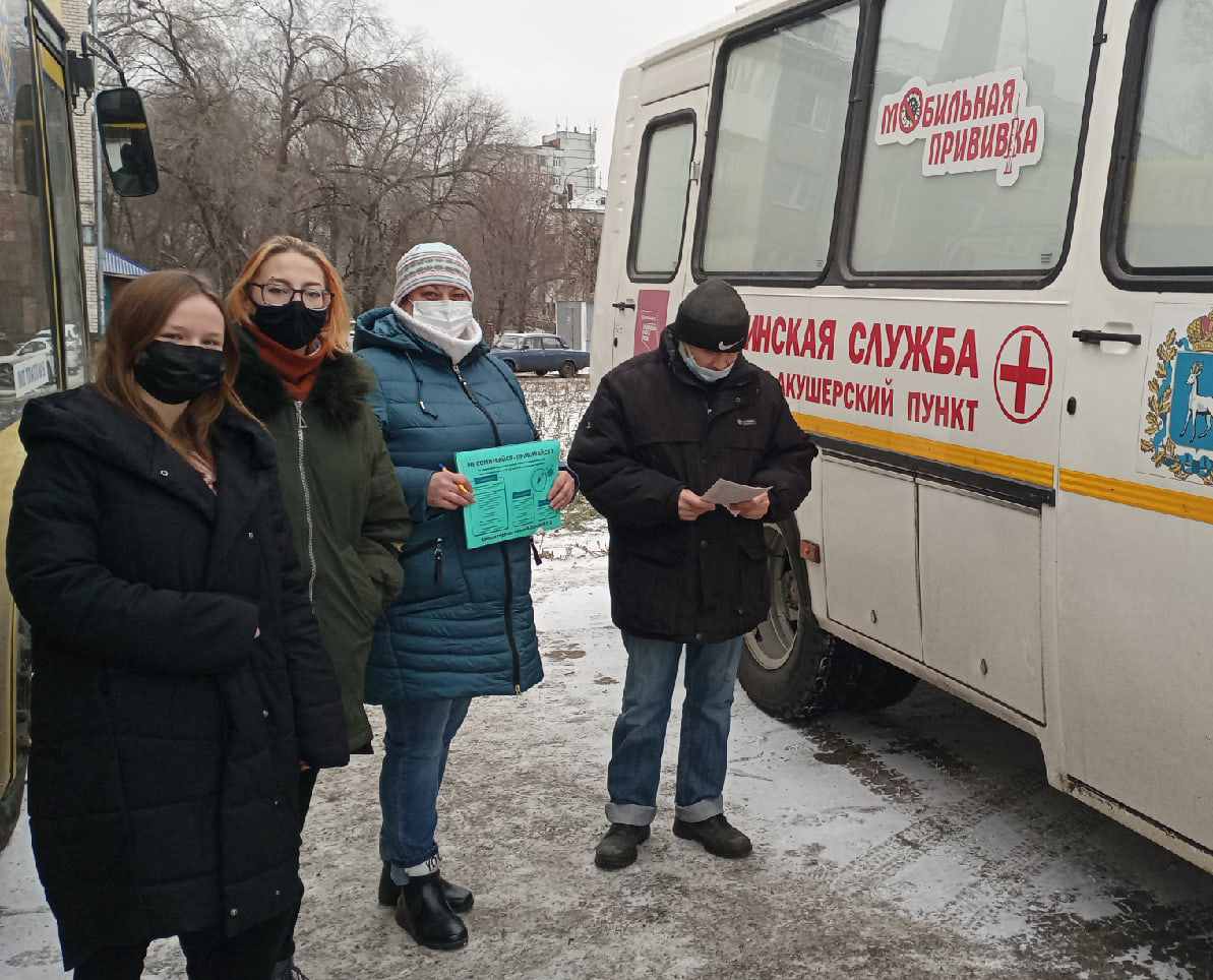 Волонтеры ПВГУС помогают в пункте вакцинации!