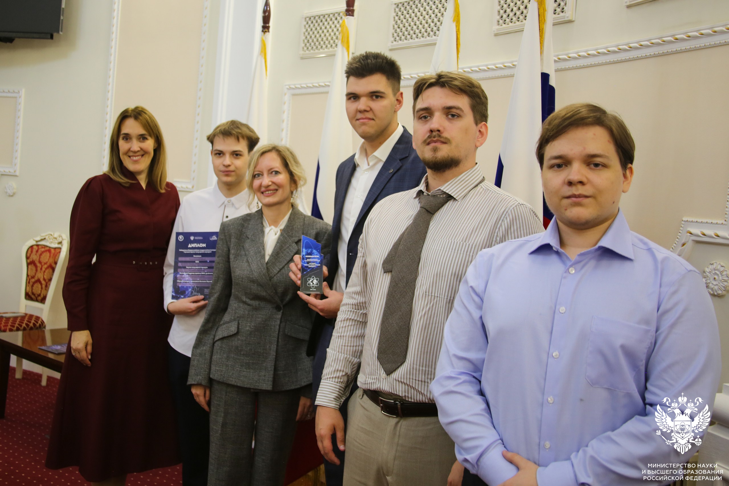 Студентов - победителей всероссийского конкурса научно-популярных маршрутов - наградили в Минобрнауки России