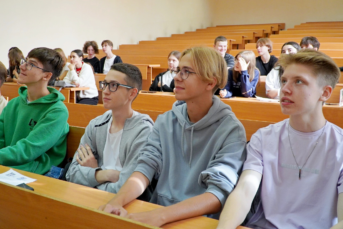 Школьники Тольятти примерили на себя роль студентов Университета сервиса