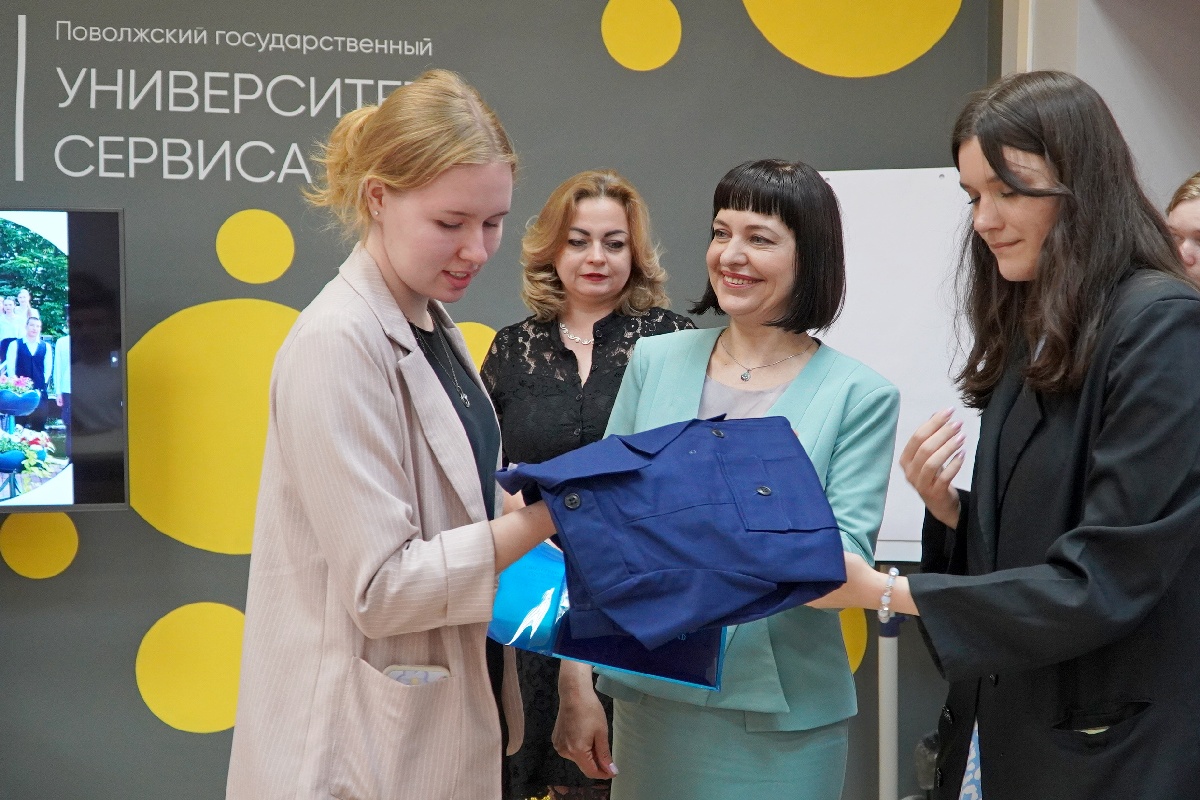 Университет сервиса завершил бесплатное обучение студентов по профессии «официант»